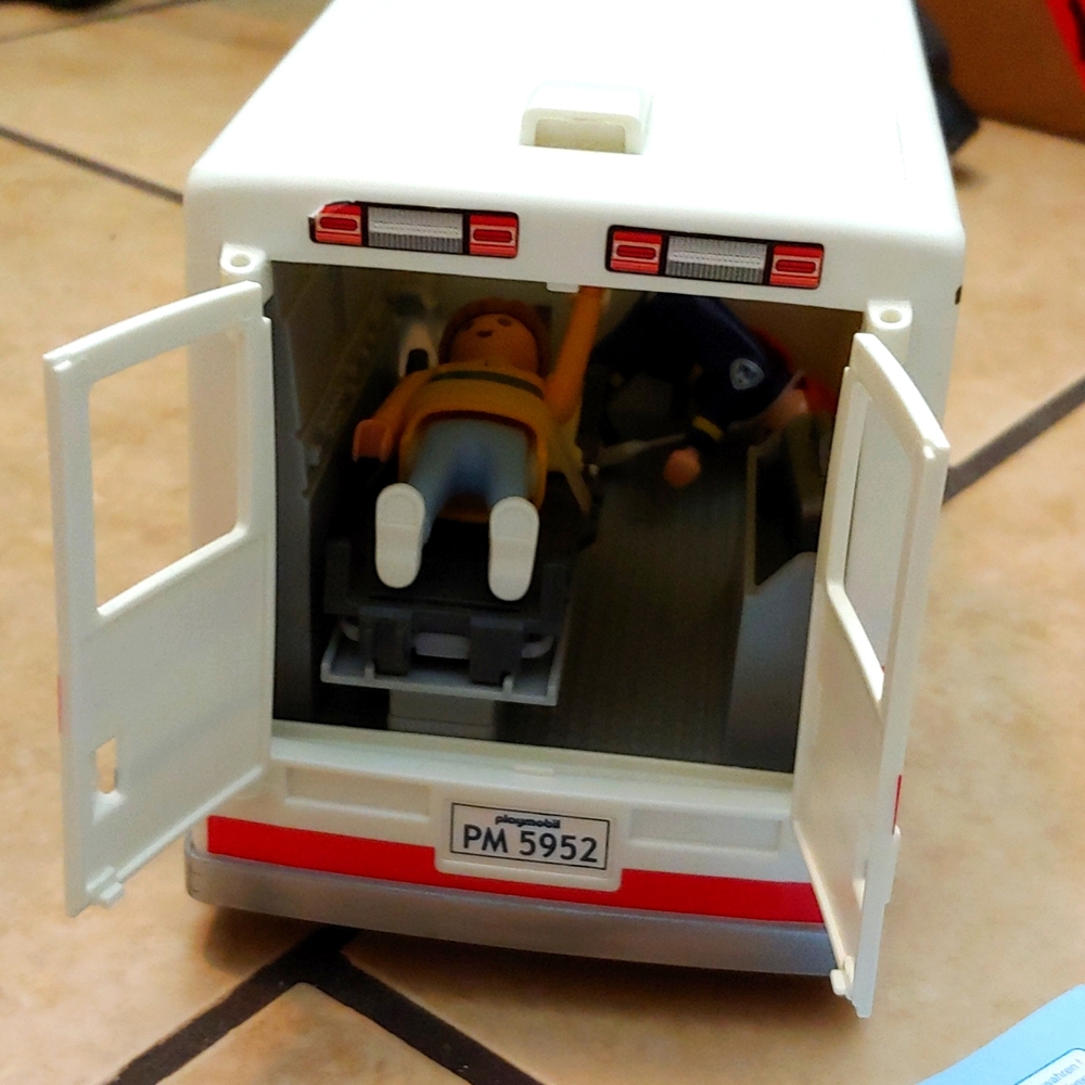 PLAYMOBIL * RESCUE AMBULANCE * NEARLY COMPLETE * SIRENS * LIGHTS ๐ - Picture 12 of 14
